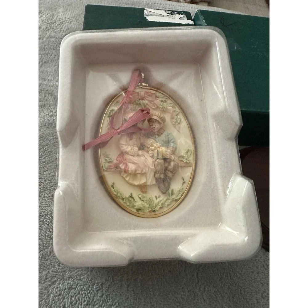 1993 Hallmark Keepsake Collectors Club‎ Ornament Sharing Christmas With Stand